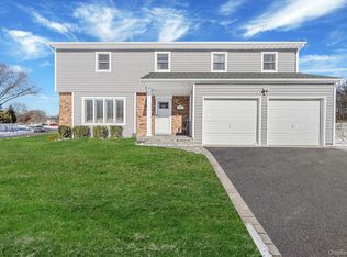 49 Gainsborough Rd, Holbrook, NY 11741