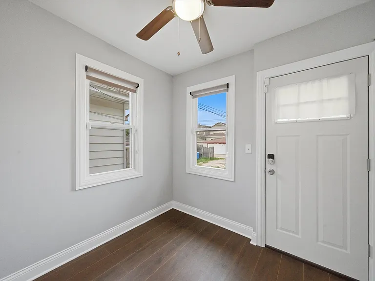 8326 S Luella Ave — Photo 3