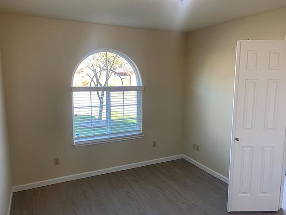4th image of 4534-4536 Whitney Ave