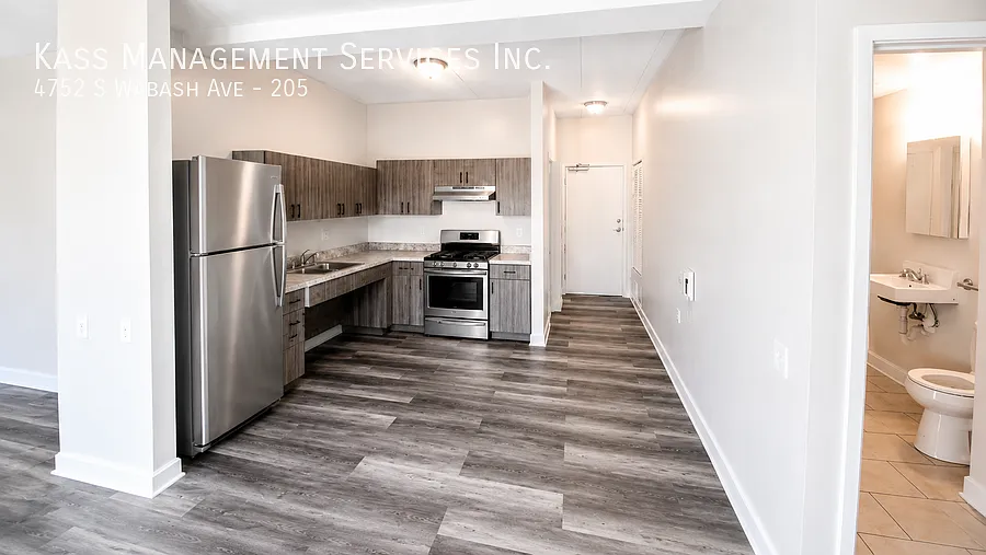 Large 2 Bed in Bronzeville - Updated Kitchen, Open Floor Plan — Photo 1
