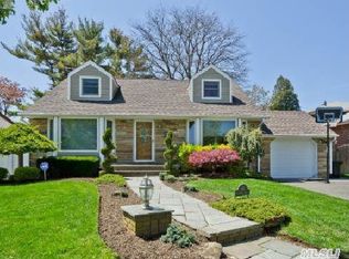 15 Leonard Rd, Syosset, NY 11791