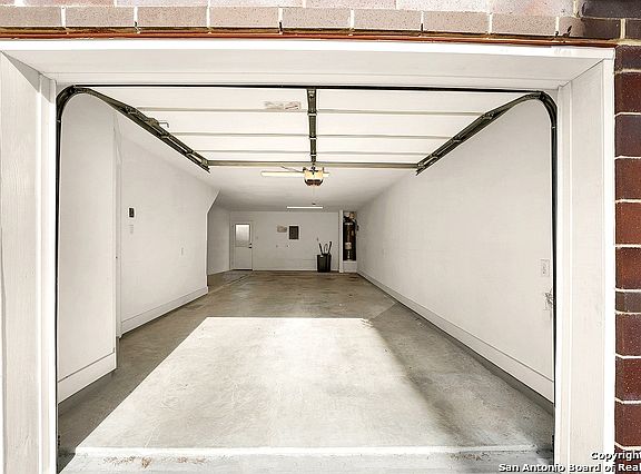 4th image of 303 W Cypress St #501