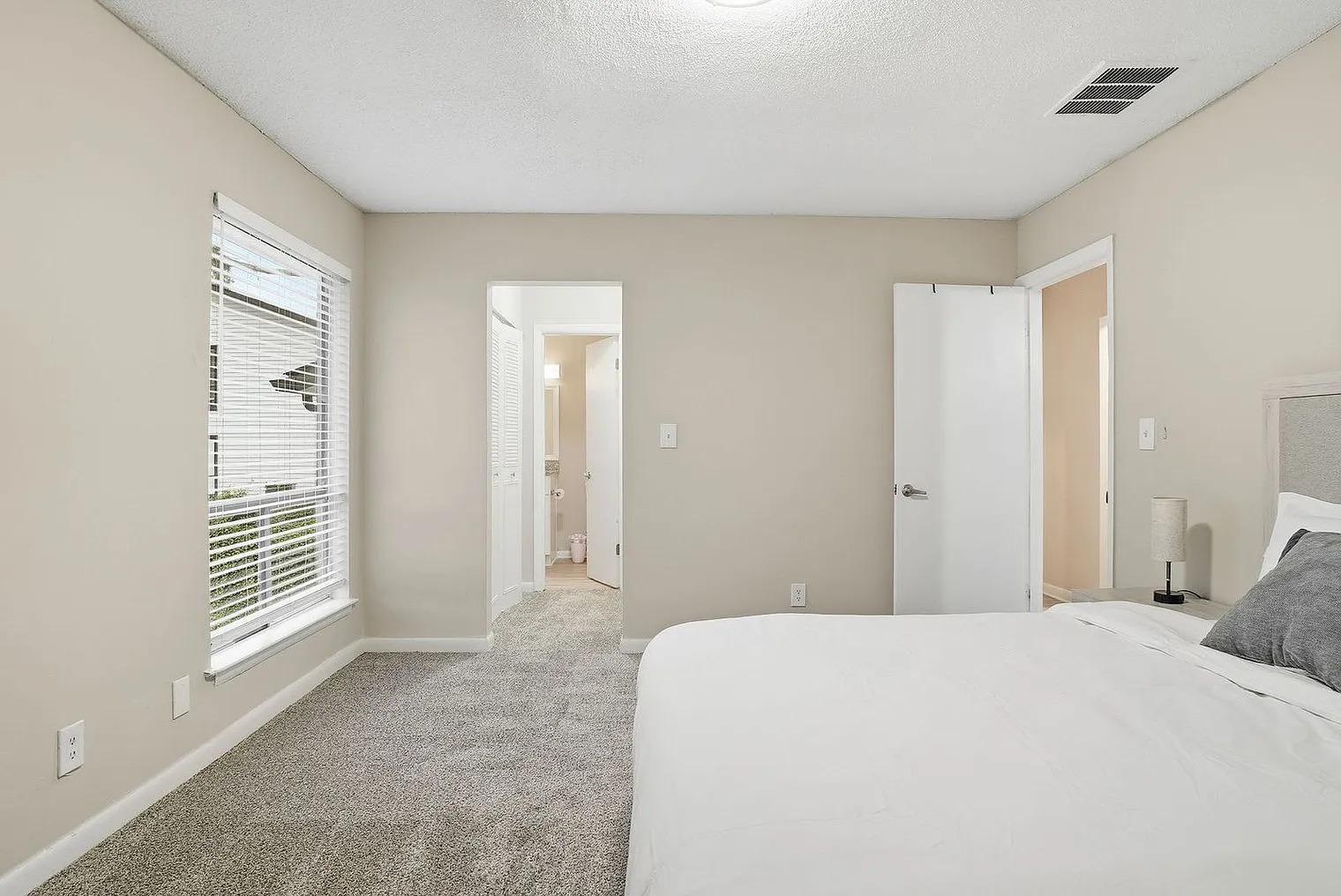 1 bed, 1.5 bath, 11194 sqft, $3,193 — Photo 4
