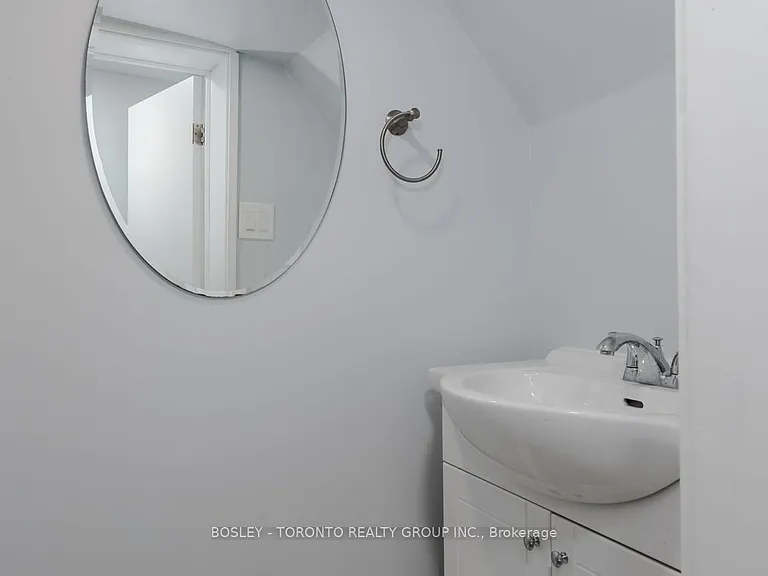 63 Burndale Ave #LOWER — Photo 21