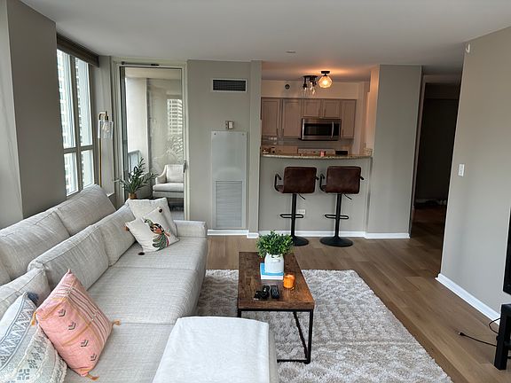 4th image of 345 N La Salle Dr APT 2108
