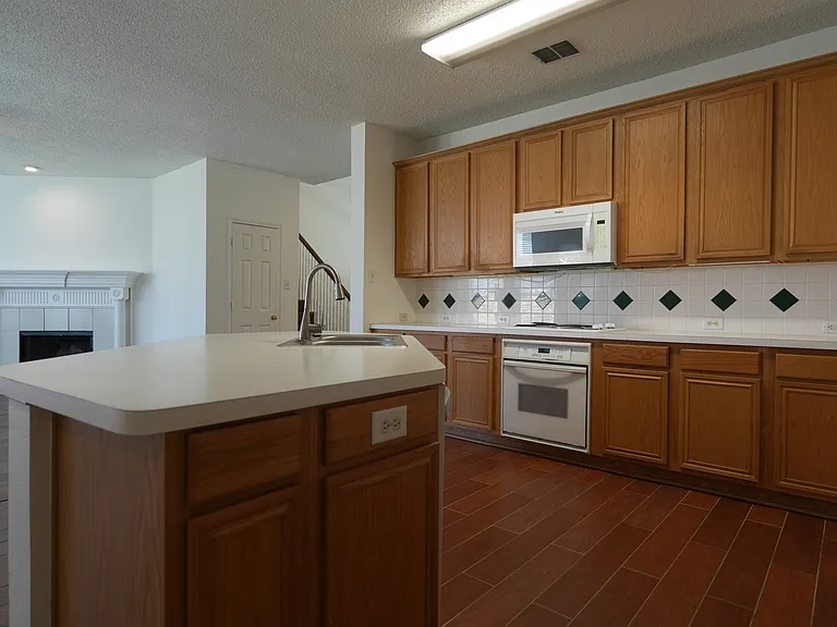 2032 Fox Glen Dr — Photo 8