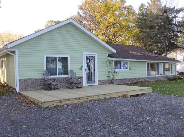 12611 Green Acres Dr, Lyndonville, NY 14098