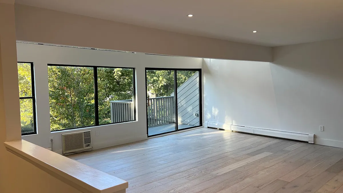 Building Photo - 1465 E Putnam Ave #229