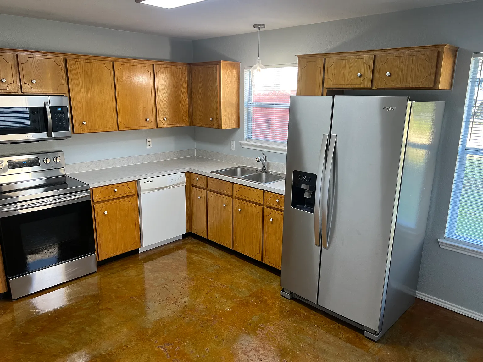3 bed, 1000 sqft, $1,235 — Photo 2