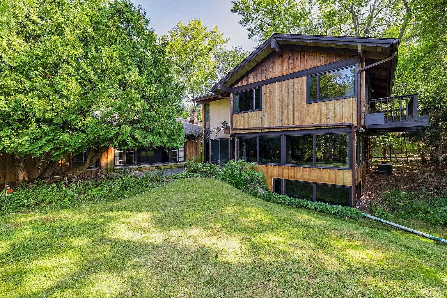 4535 N River Rd photo 1