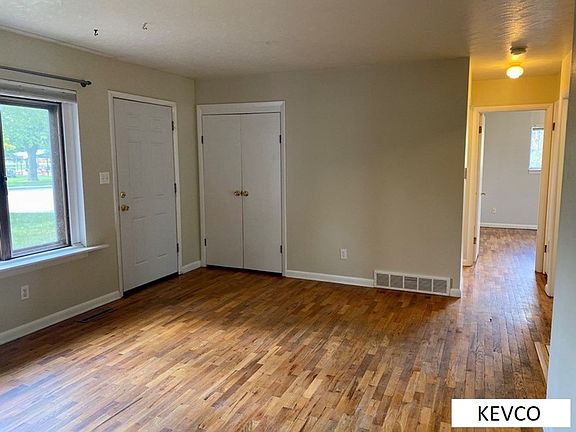 3rd image of 1100-1102 Castlerock Dr