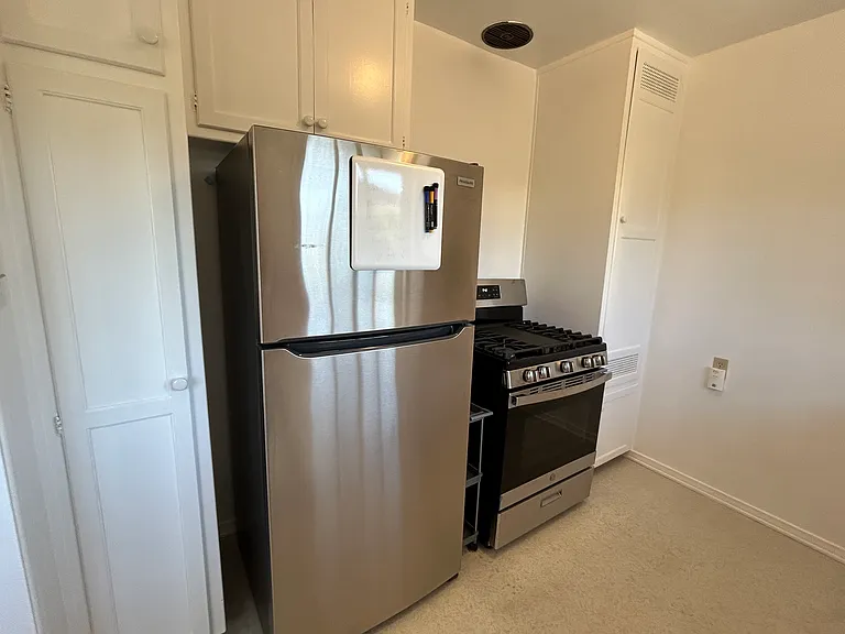 1041 Euclid St #E — Photo 7