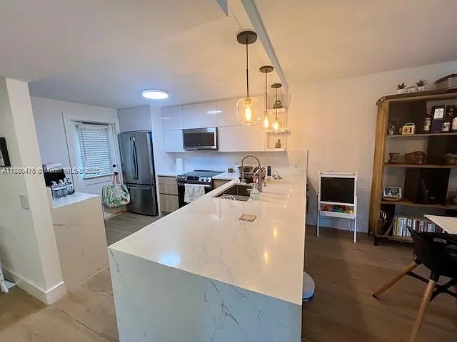 3 bed, 1400 sqft, $2,400 — Photo 4