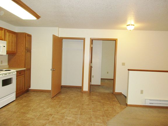 4th image of 940 Linden Dr APT 204