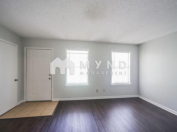 3rd image of 3120 Forest Glen Dr