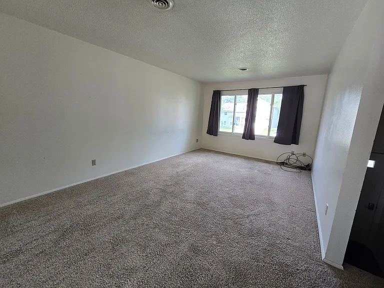 515 S 4th St — Photo 3