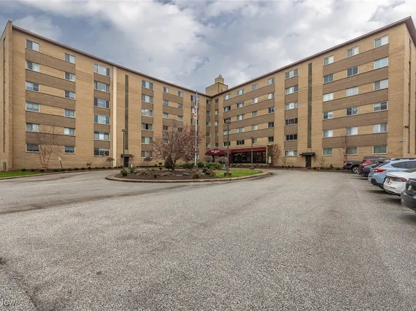 18501 Hilliard Blvd APT 402, Rocky River, OH 44116