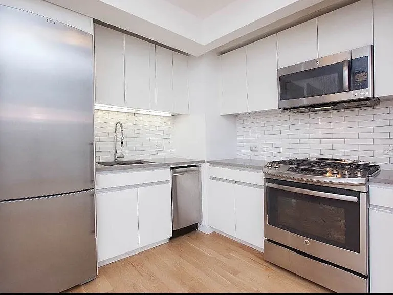 331 E Houston St #4E — Photo 4