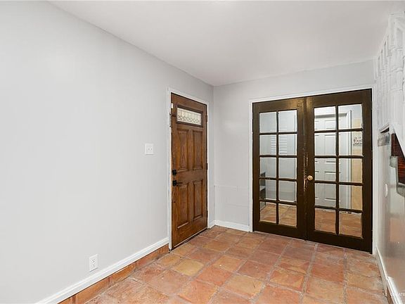 2nd image of 501 Lake Point St