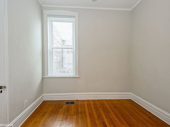 4th image of 1642 W Berwyn Ave #1