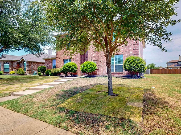 1236 Blue Brook Dr — Photo 2