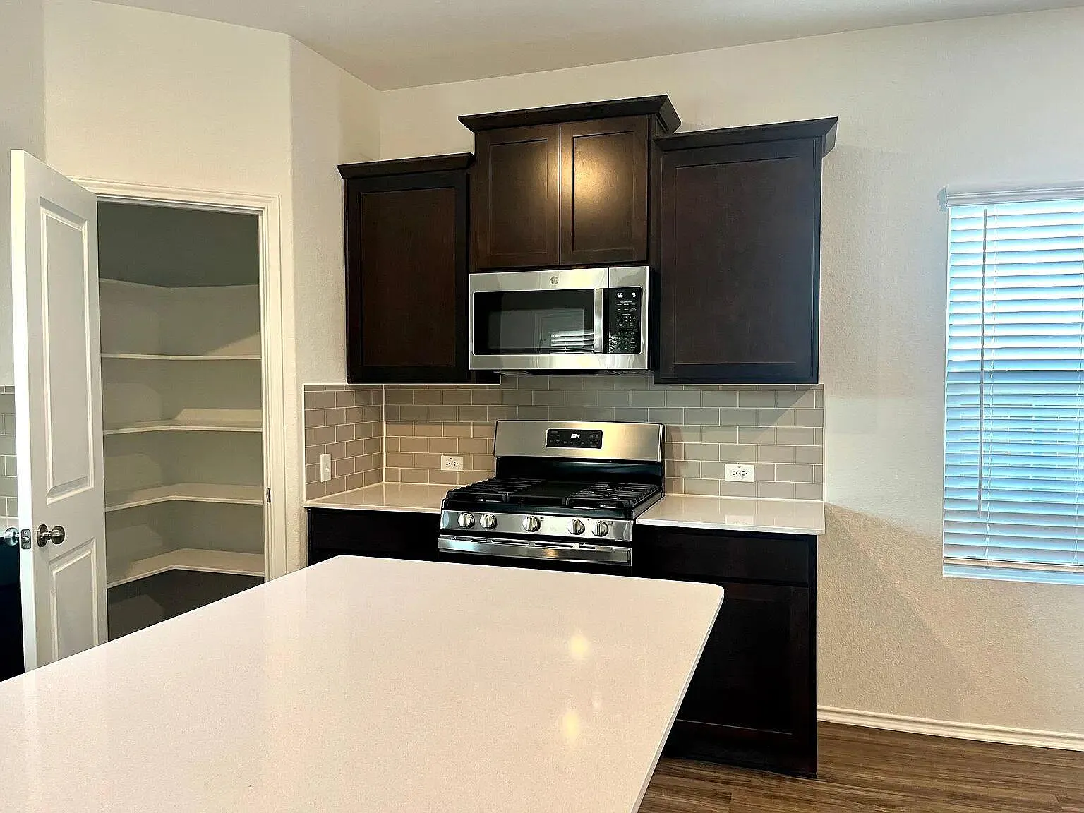 4 bed, 3.5 bath, 2477 sqft, $2,350 — Photo 4
