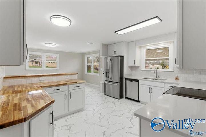 1st image of 400 Harolds Dr NW