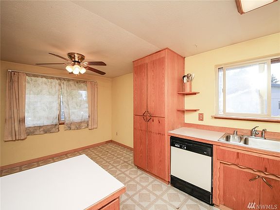 5th image of 6427 56th Pl NE