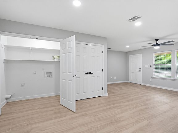 5th image of 210 W Madison St