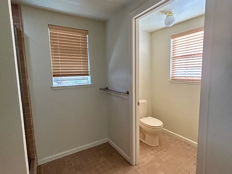 806 Isbel Ct — Photo 17