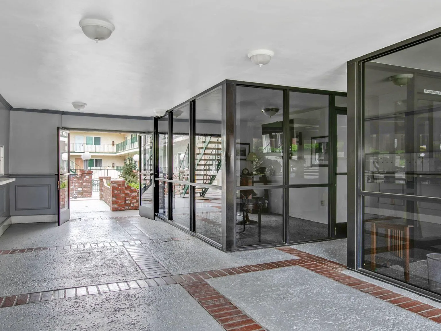 905 North 3rd Comfort, Community & Convenience in Vibrant Burbank — Photo 3
