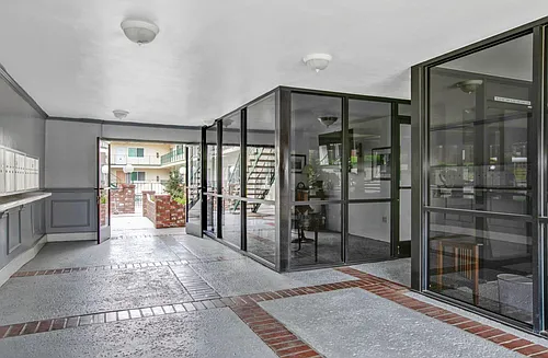 905 North 3rd Comfort, Community & Convenience in Vibrant Burbank Photo 1