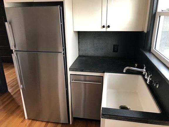 3rd image of 935 1/2 Everett St
