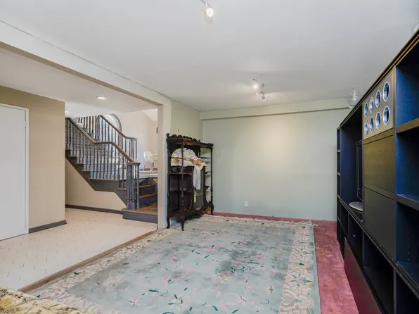 333 Mayfair Drive North image 10 of 34