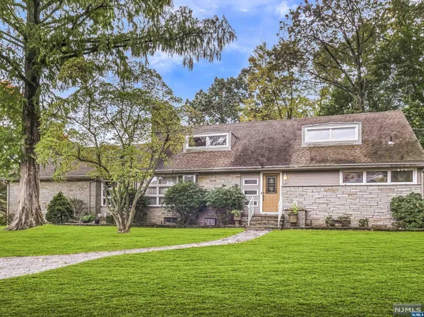 51 Strawberry Hill Rd, Hillsdale, NJ 07642