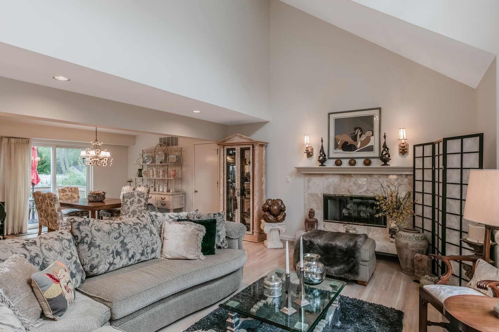  Soaring Ceilings & Wood-burning Fireplace