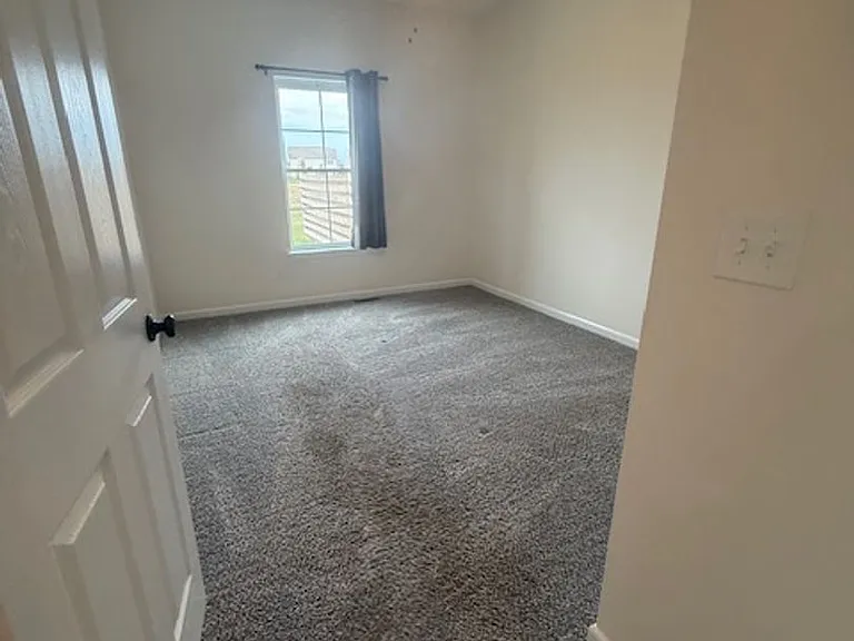 701 Stephanie Ct — Photo 18