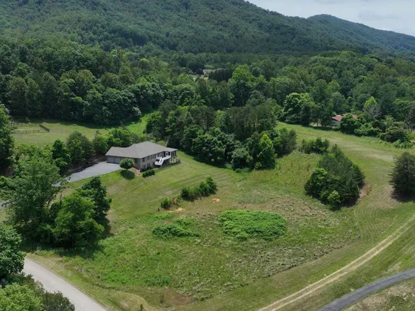 White Tail Dr, Roanoke, VA 24012