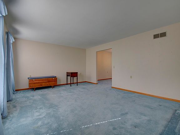 4th image of 915 Mary St
