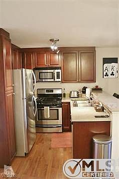2nd image of 5550 Owensmouth Ave APT 320