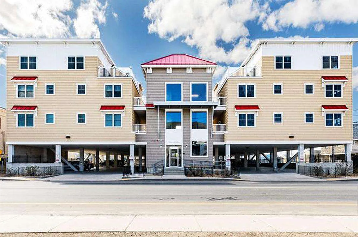 3 bed, 2.5 bath, 1442 sqft, $3,200 — Photo 1