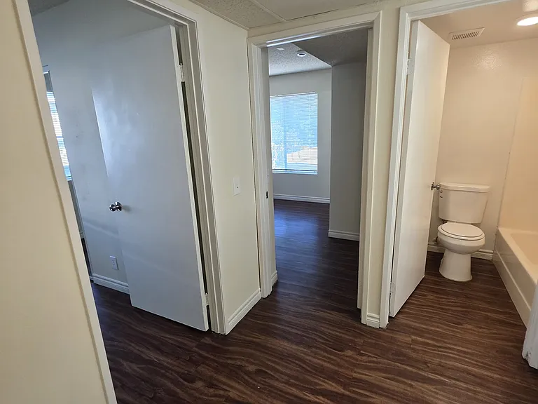 344 W Chevy Chase Dr #7 — Photo 10