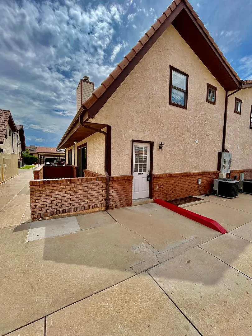 Cute Pet-Friendly Sunny Dale Townhome — Photo 2