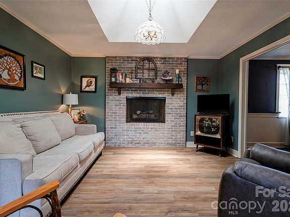 4th image of 823 Botts Rd