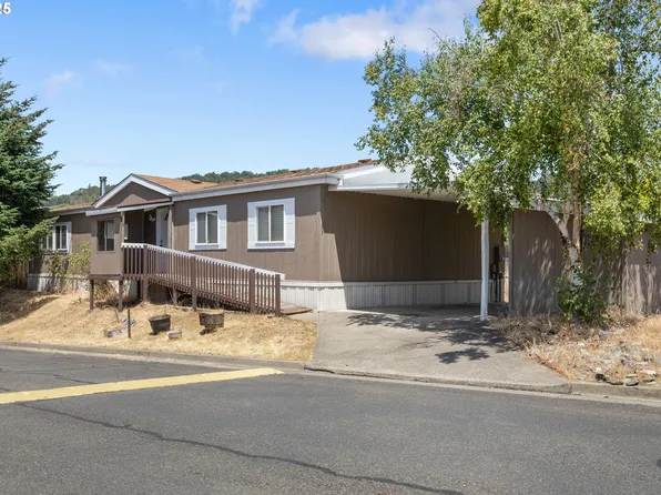377 River Place Dr #20, Roseburg, OR 97471