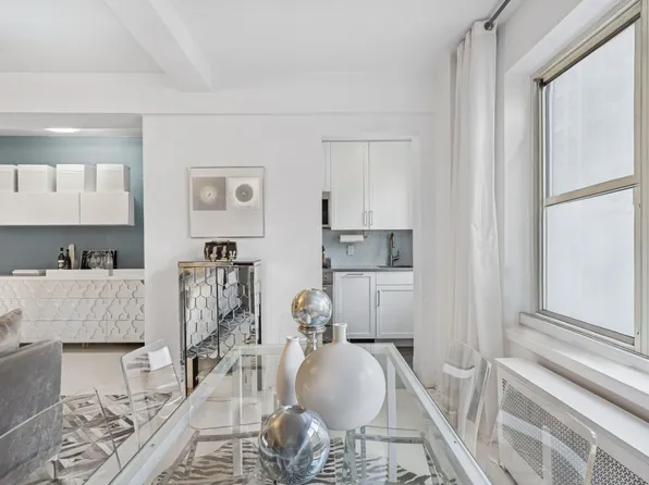 400 East 52nd Street image 4 of 8