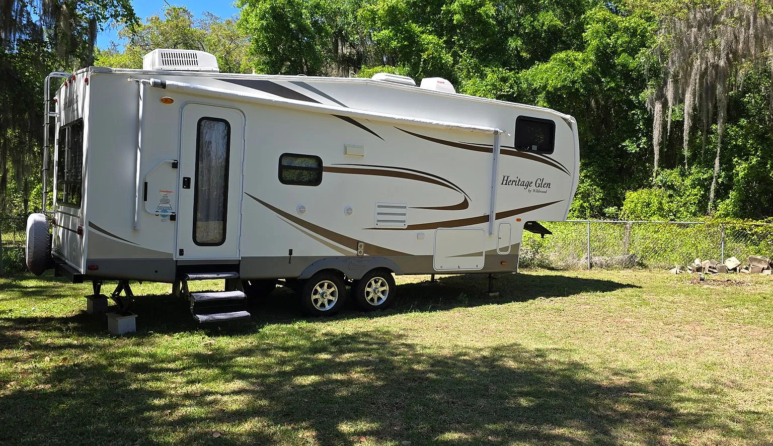 1 Bed 1 Bath camper — Photo 2