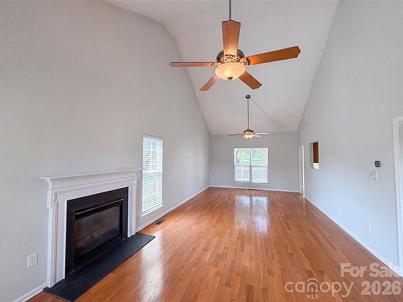 4th image of 209 Silver Birch Ln