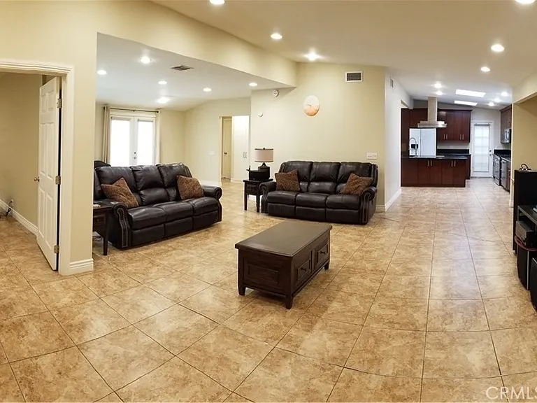 5325 La Forest Dr — Photo 2