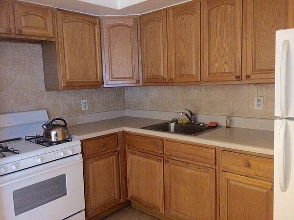 5th image of 2711 Newtown Ave #3